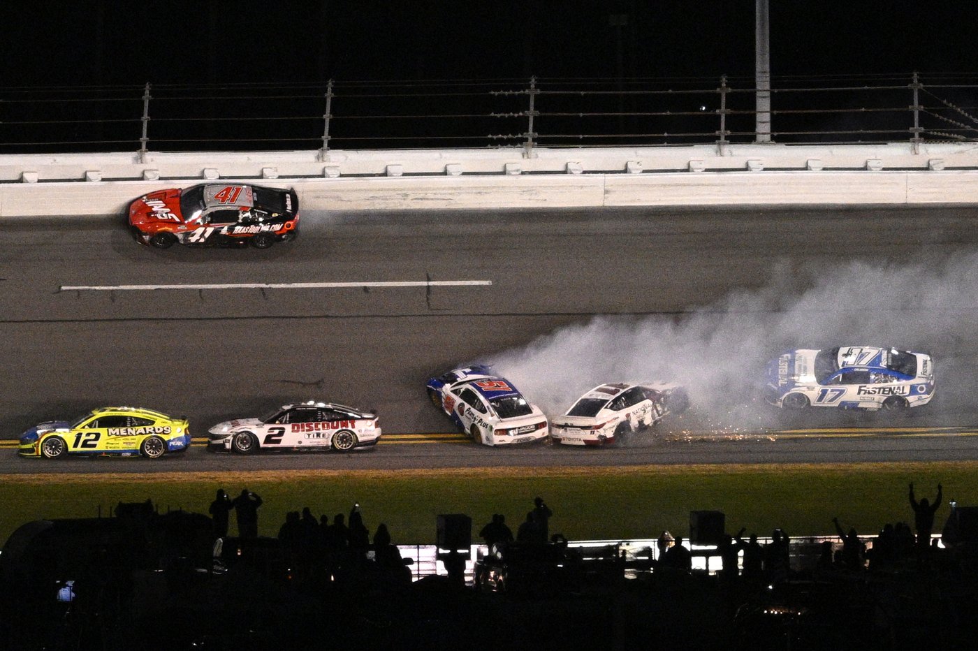 Hamlin expected a late caution would give him a 4th Daytona 500 win. NASCAR never threw the yellow | iNFOnews.ca Hamlin expected a late caution would give him a 4th Daytona 500 win. NASCAR never threw the yellow | iNFOnews.ca