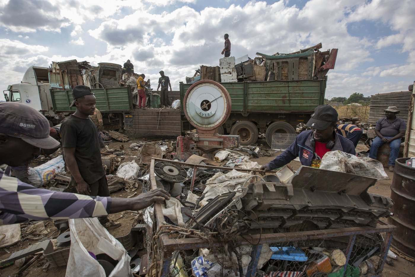 Zimbabwe's scrap metal hunters are quietly fighting climate change one piece at a time | iNFOnews.ca