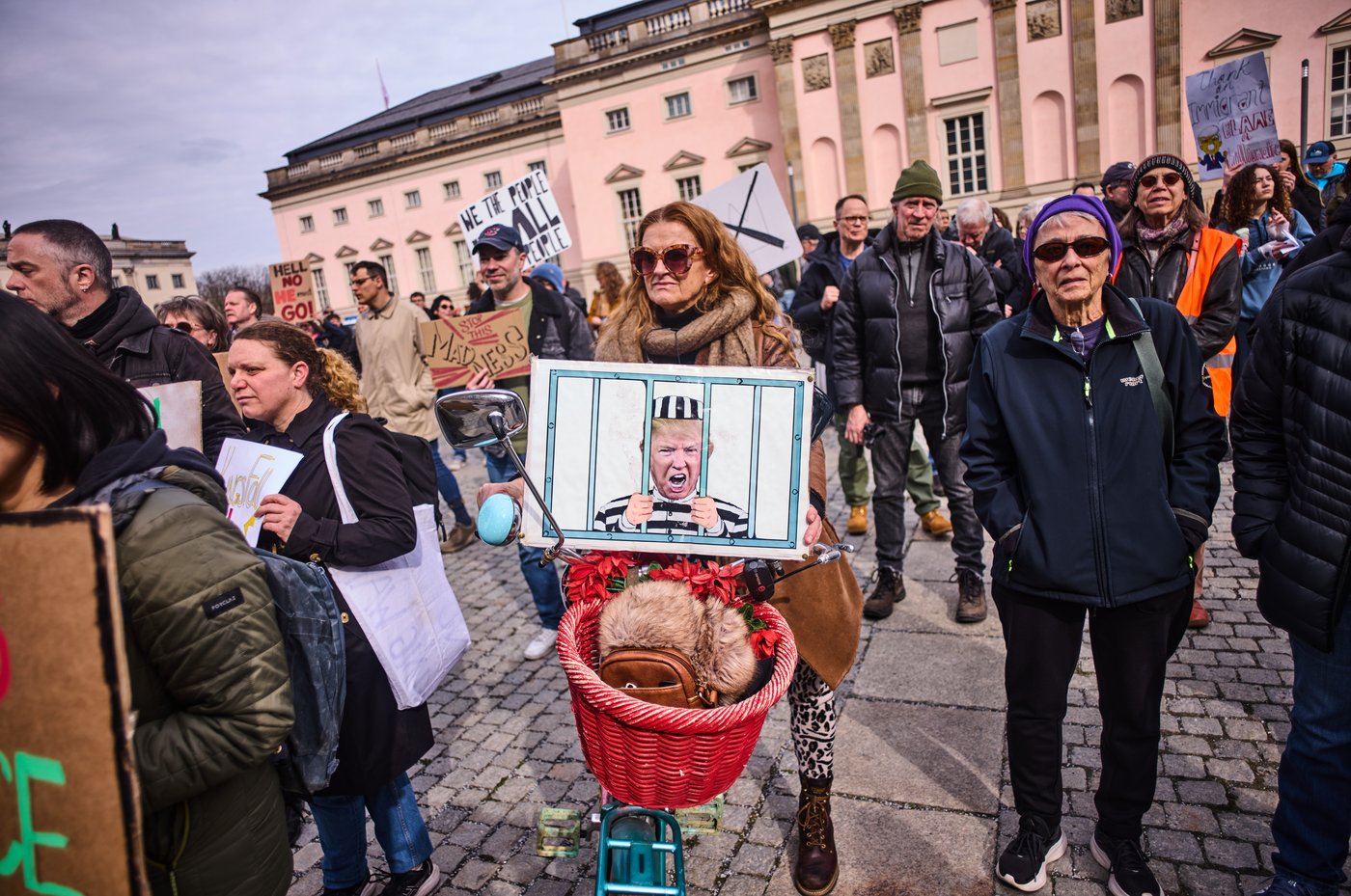 "No Kings" protests held to rally against Trump administration, in photos | iNFOnews.ca