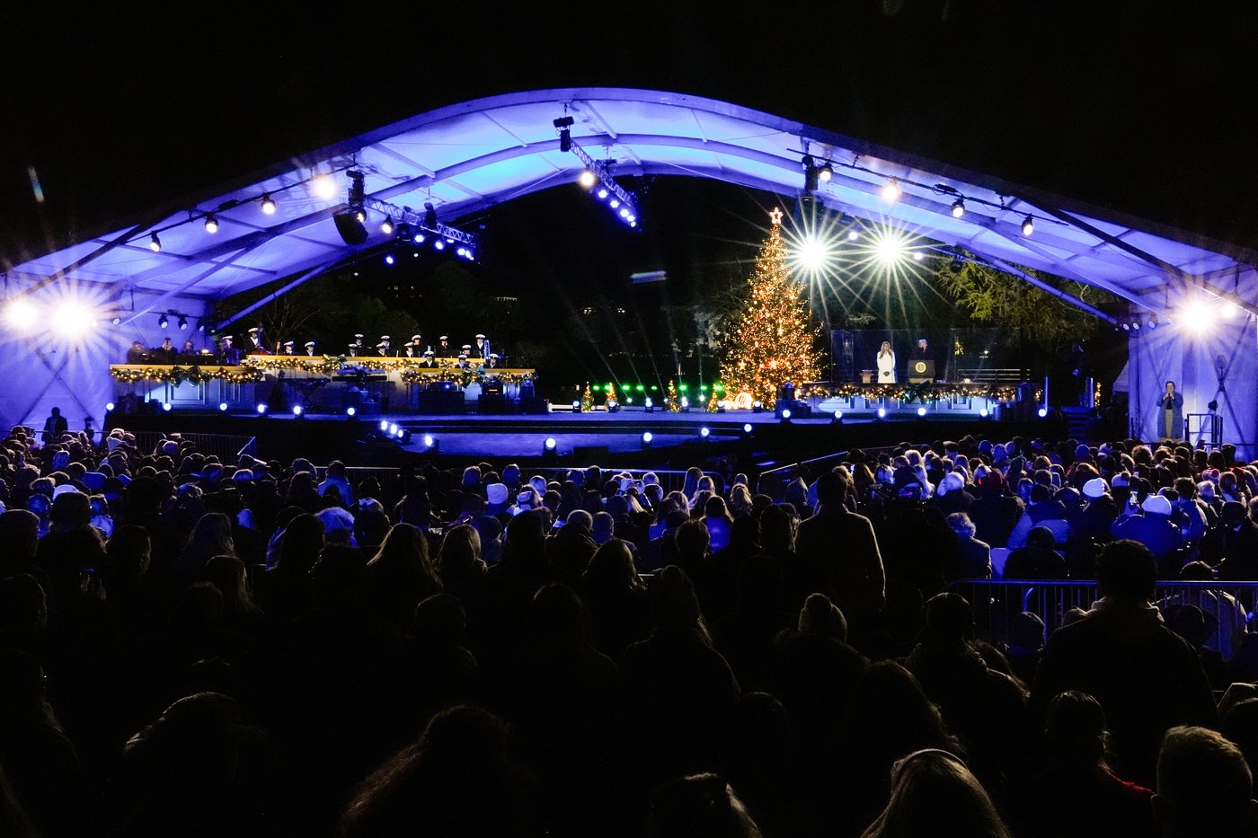 Melania Trump lights the National Christmas Tree after president counts down | iNFOnews.ca Melania Trump lights the National Christmas Tree after president counts down | iNFOnews.ca