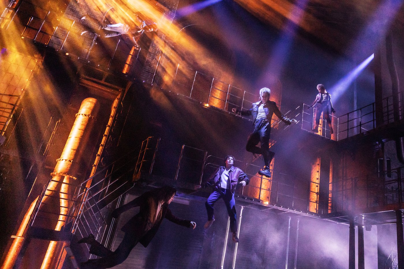 How do you make vampires fly effortlessly on Broadway? Strong wires, harnesses and lots of practice | iNFOnews.ca How do you make vampires fly effortlessly on Broadway? Strong wires, harnesses and lots of practice | iNFOnews.ca