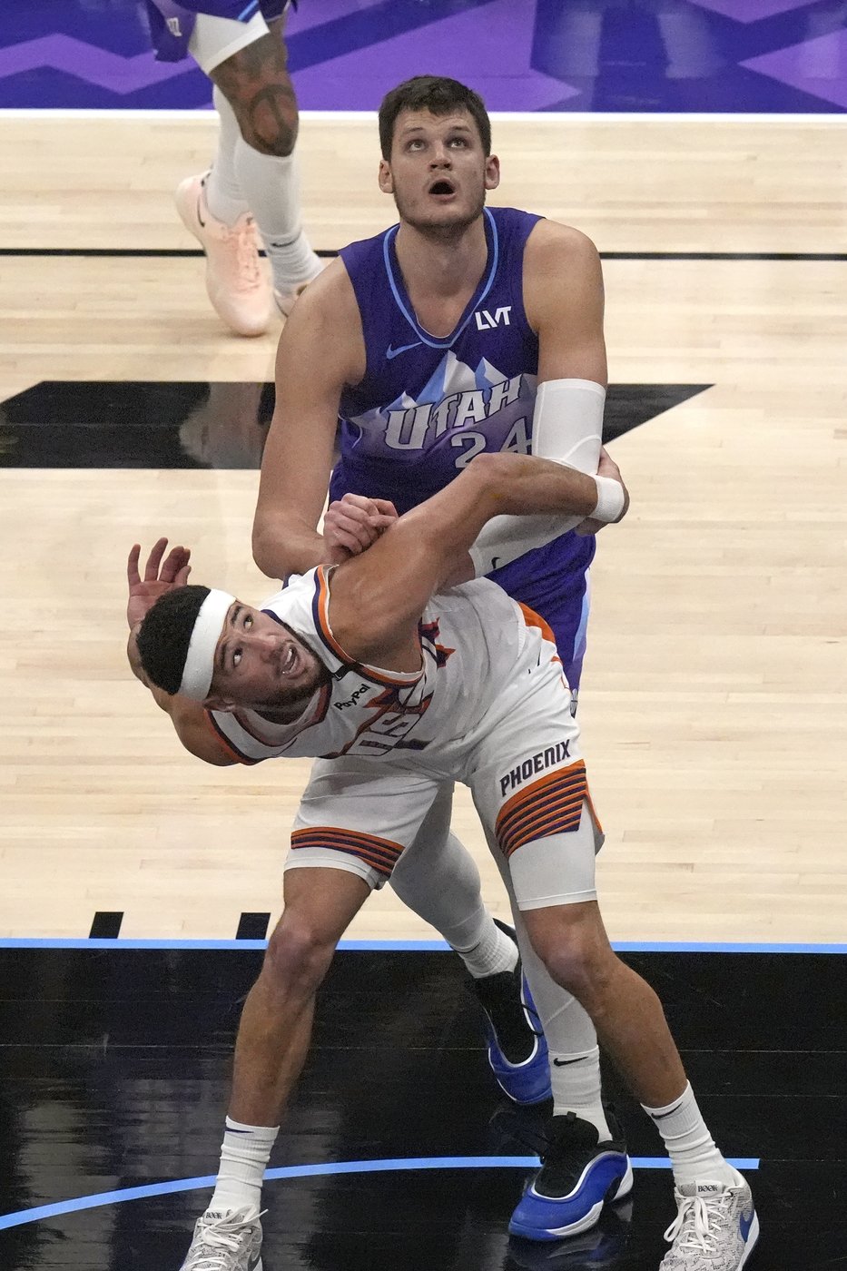 Devin Booker and Kevin Durant lead the Suns past the Jazz, 134-126 | iNFOnews.ca