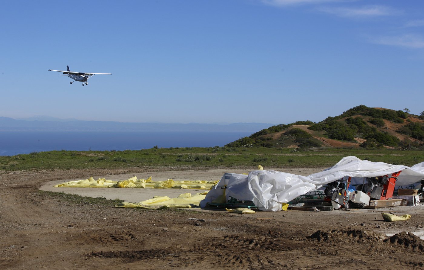 5 dead after a small plane crashes on Santa Catalina Island off the Southern California coast | iNFOnews.ca 5 dead after a small plane crashes on Santa Catalina Island off the Southern California coast | iNFOnews.ca