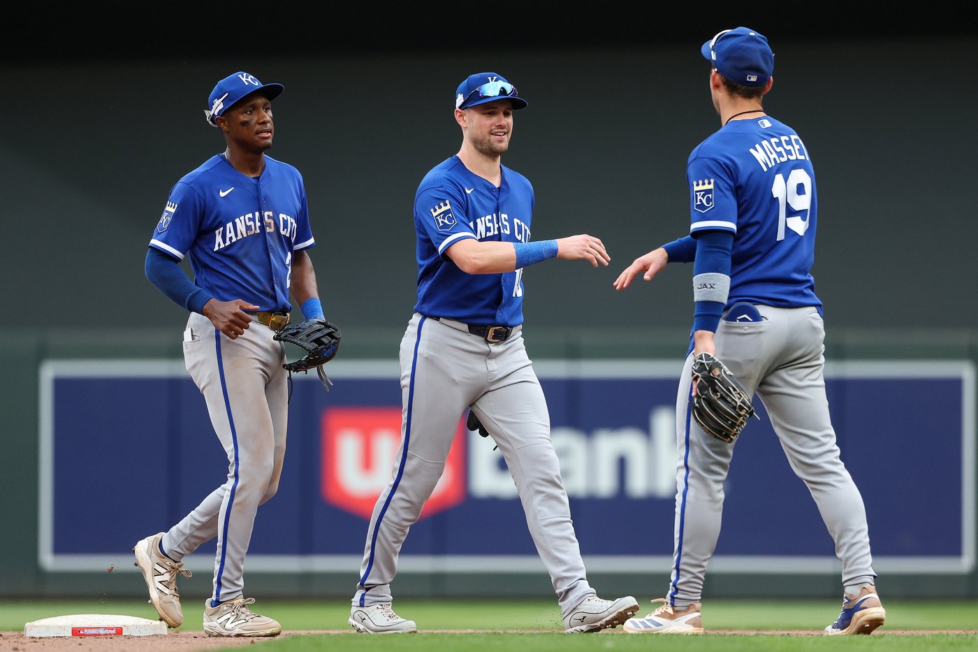 Royals hold off Twins 6-5 after star shortstop Bobby Witt Jr. exits with sore knee | iNFOnews.ca Royals hold off Twins 6-5 after star shortstop Bobby Witt Jr. exits with sore knee | iNFOnews.ca