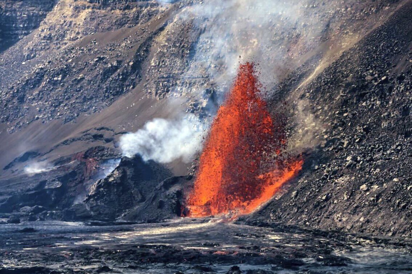 Eager visitors flock to see spectacular lava fountaining from Kilauea eruption in Hawaii | iNFOnews.ca Eager visitors flock to see spectacular lava fountaining from Kilauea eruption in Hawaii | iNFOnews.ca