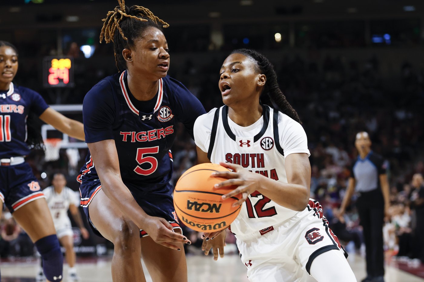 Edwards leads No. 2 South Carolina to 83-66 win over Auburn on day when Wilson's jersey is retired | iNFOnews.ca
