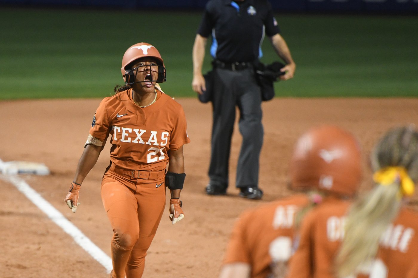 Texas women beat Texas Tech 4-1 to claim back-to-back NCAA softball championships | iNFOnews.ca