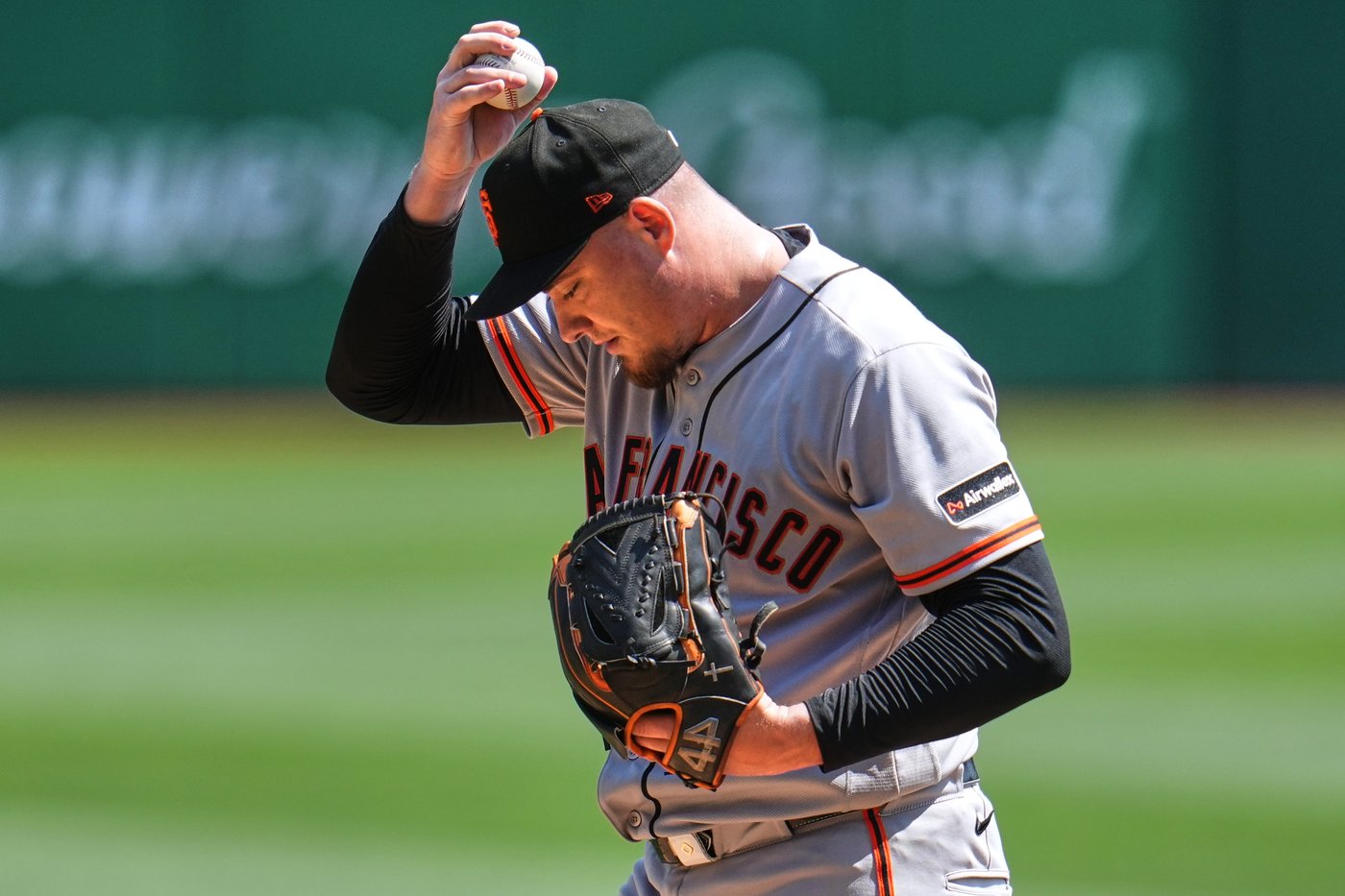 Pirates use six relievers to two-hit the Giants in a 5-2 victory | iNFOnews.ca