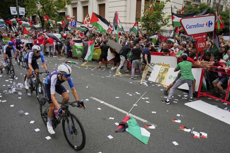 Spanish minister says Israeli cycling team should be expelled from Vuelta after protest | iNFOnews.ca