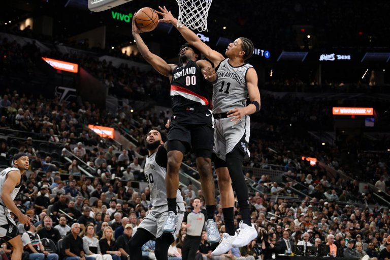 Fox scores 25 points to lead short-handed Spurs past Trail Blazers 112-101 | iNFOnews.ca