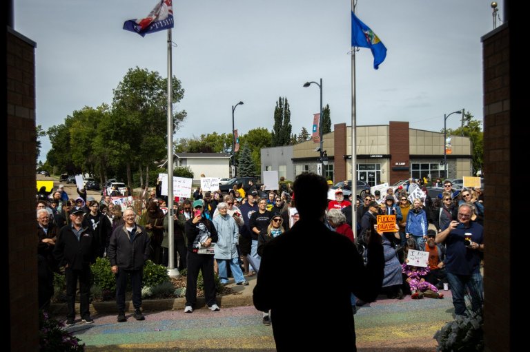 Dozens protest Meta's plan for massive data centre in northern Alberta county | iNFOnews.ca
