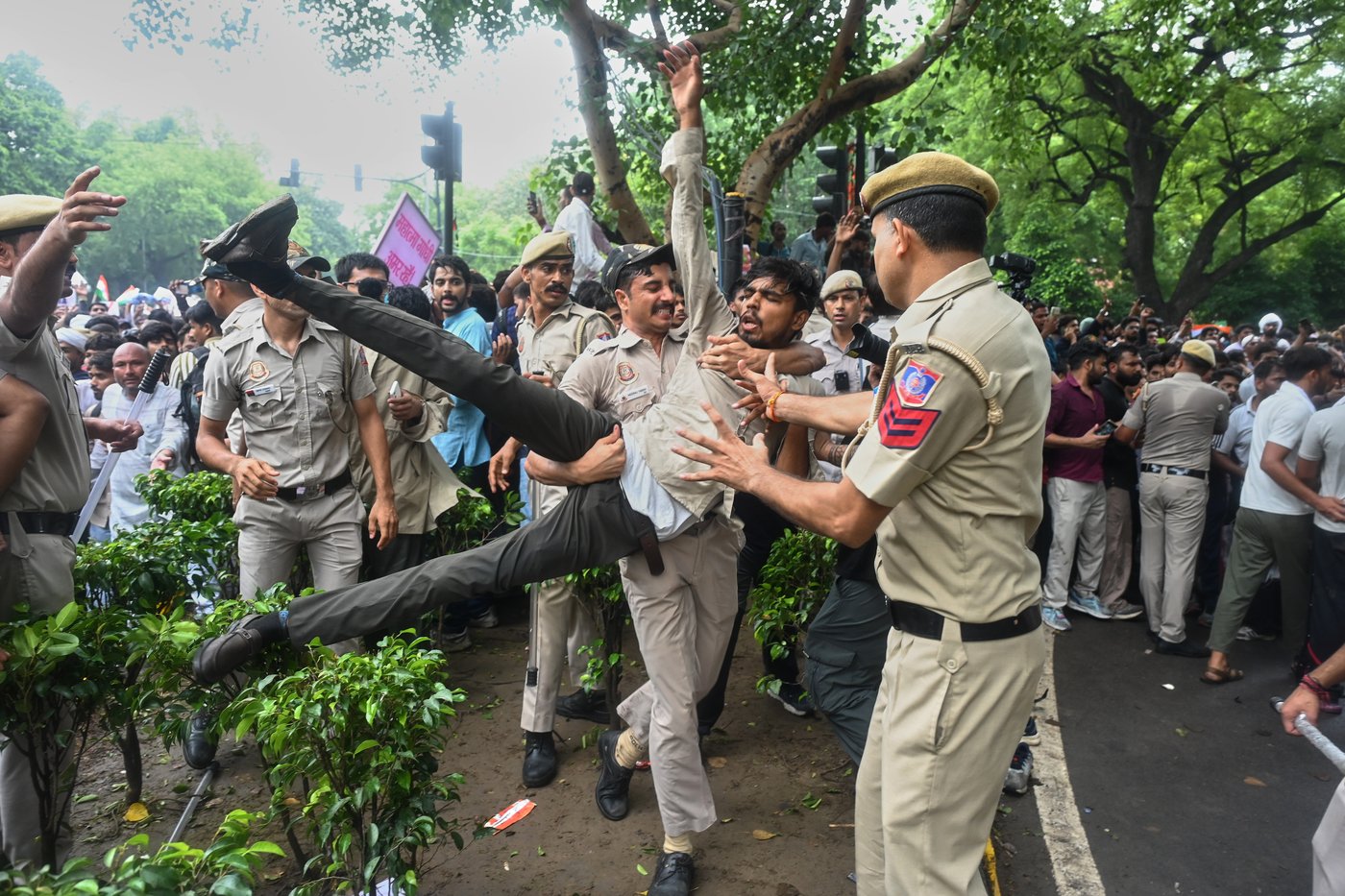 Photos of police cracking down on India’s youth-led 'cockroach' movement in New Delhi | iNFOnews.ca
