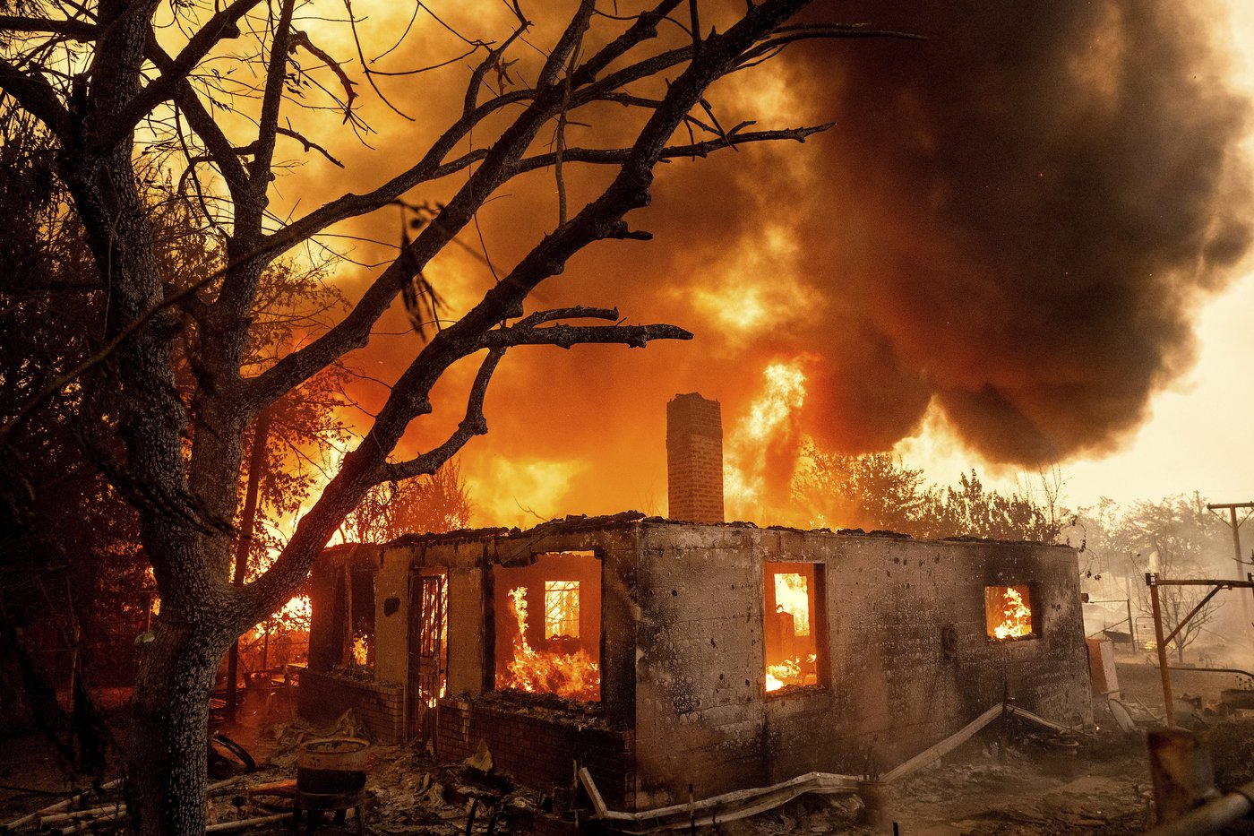 A wildfire sweeps through a historic California gold-mining town in photos | iNFOnews.ca