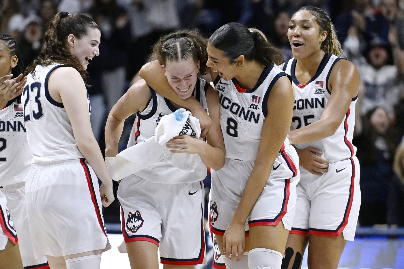 No. 2 UConn cruises past South Florida as Geno Auriemma pulls within a victory of NCAA record | iNFOnews.ca