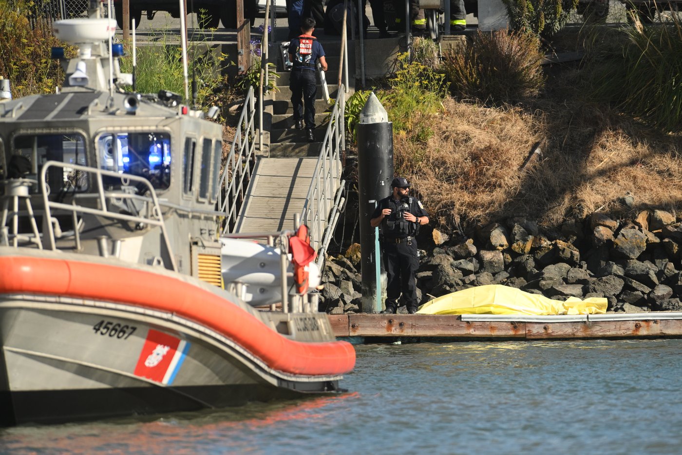 Search and rescue operation for a sunken pontoon boat near Alcatraz Island, in photos | iNFOnews.ca
