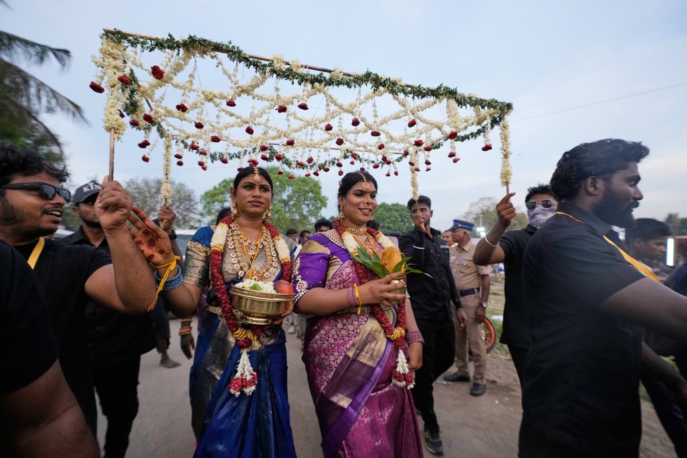PHOTO ESSAY: A symbolic marriage ritual and beauty pageant brings India’s trans community together | iNFOnews.ca