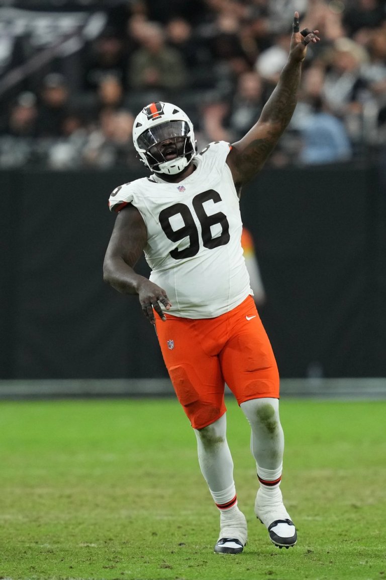 Browns' Maliek Collins to miss rest of season with quad injury | iNFOnews.ca