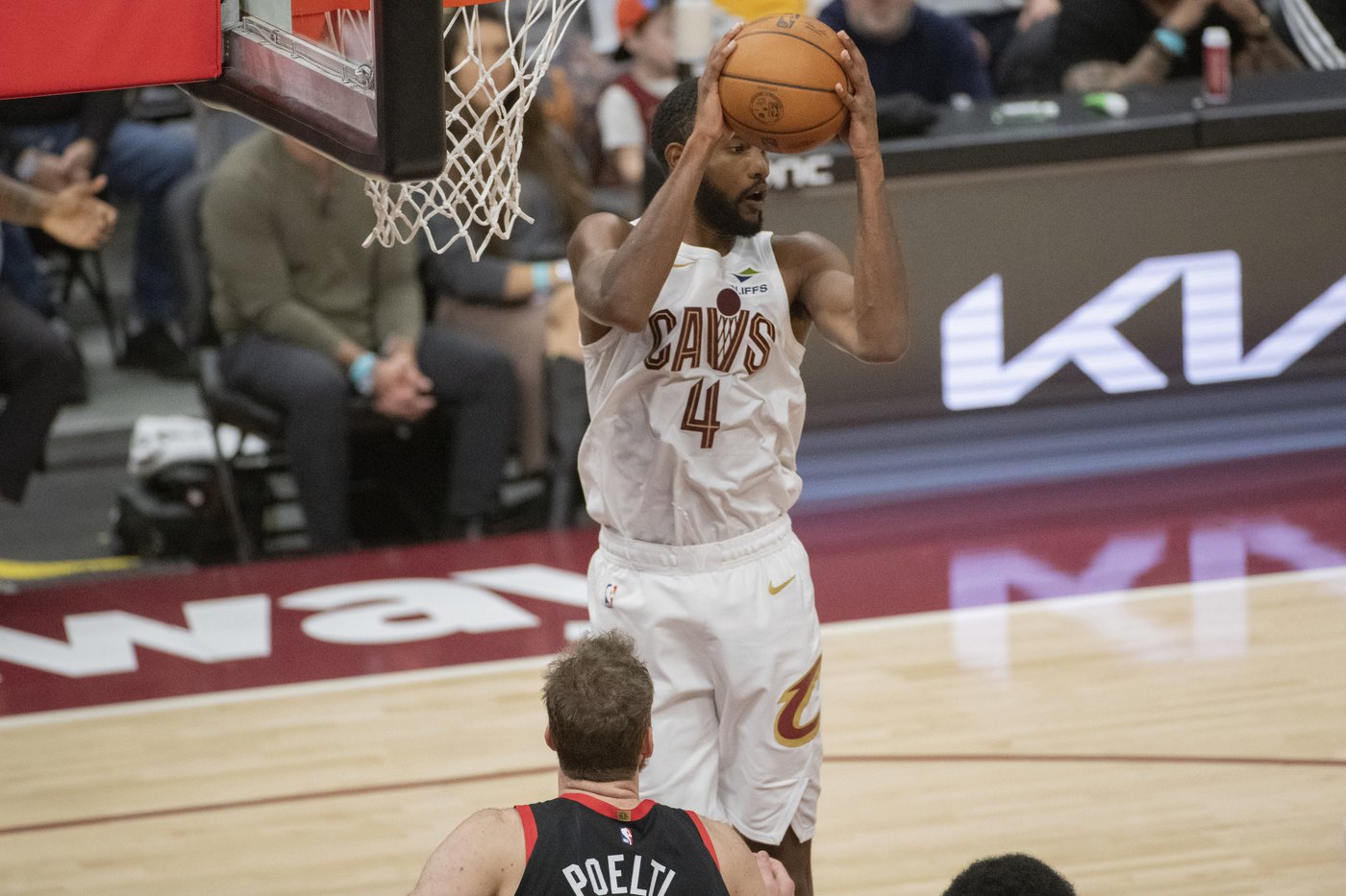 Mitchell's 26 points help Cavs improve to 17-1, stay perfect at home with 122-108 win over Raptors | iNFOnews.ca