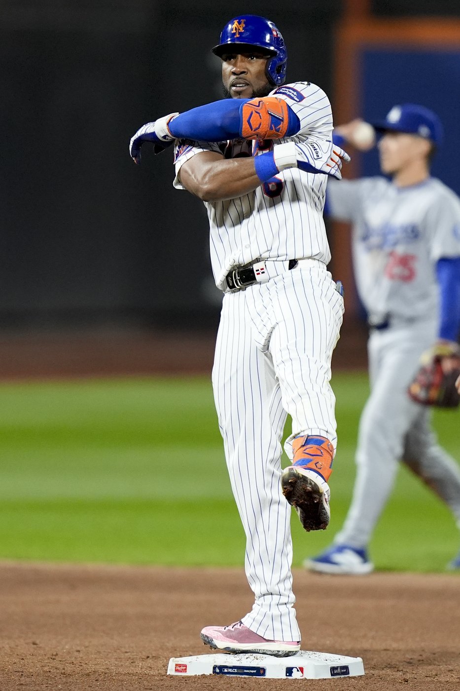 Starling Marte wears necklace from fan, gets his 4th hit in Mets' NLCS win over Dodgers | iNFOnews.ca