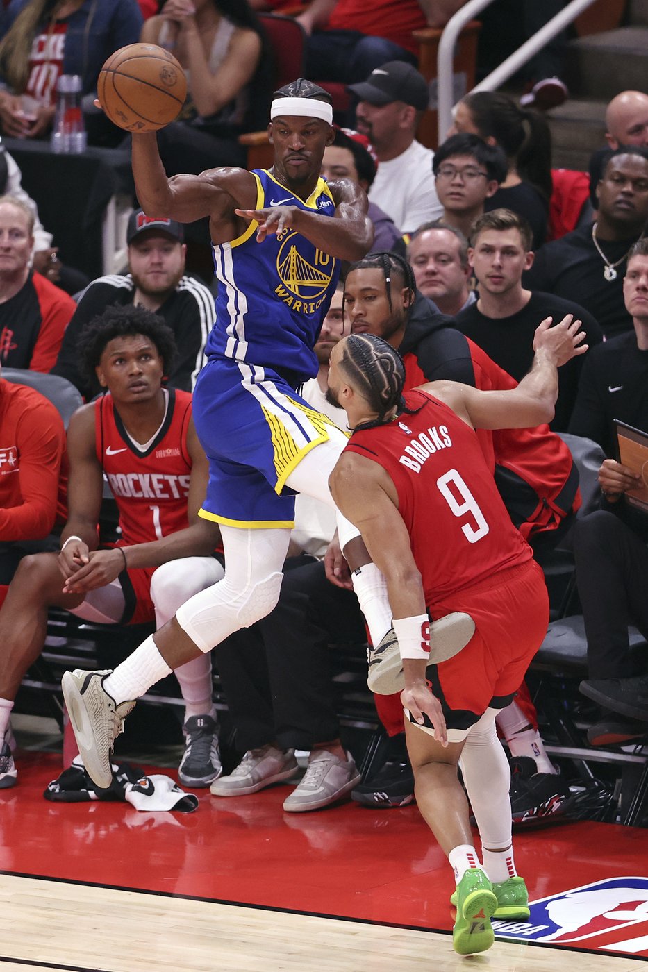 Stephen Curry scores 31 points in the Warriors' 95-85 victory over the Rockets 95-85 in Game 1 | iNFOnews.ca Stephen Curry scores 31 points in the Warriors' 95-85 victory over the Rockets 95-85 in Game 1 | iNFOnews.ca