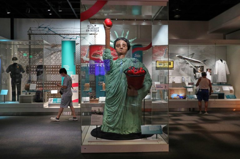 Trump orders new signs outside Smithsonian saying some exhibits are inaccurate | iNFOnews.ca