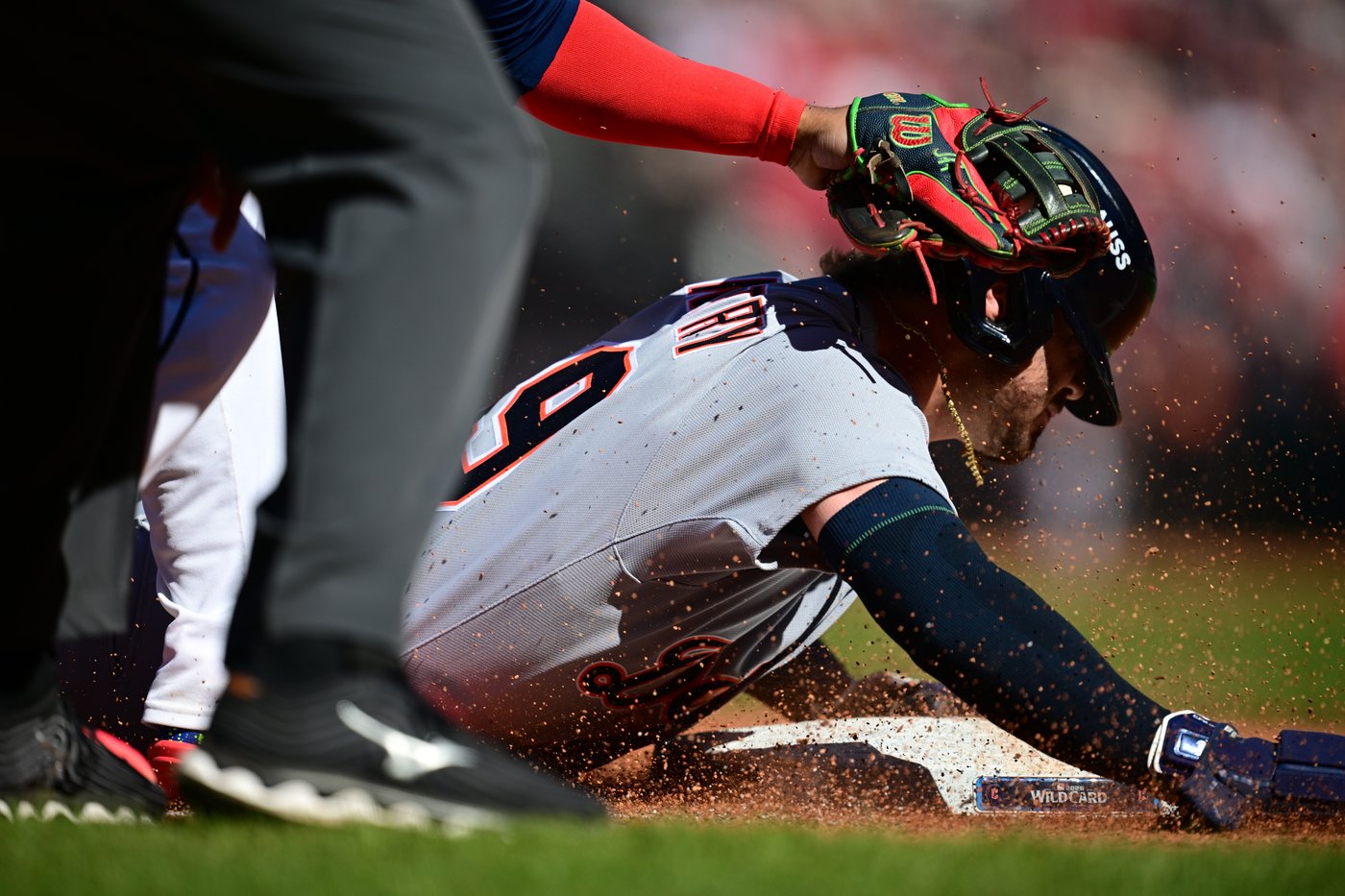 Cleveland's DeLauter drops fly ball in center on first ball in majors before making key play in 4th | iNFOnews.ca Cleveland's DeLauter drops fly ball in center on first ball in majors before making key play in 4th | iNFOnews.ca