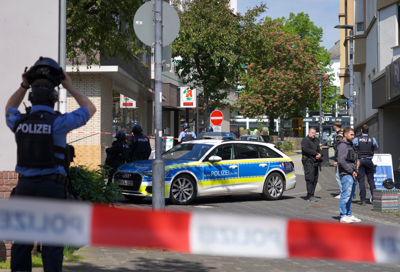Police free 2 people after hostage alarm at German bank but find no perpetrators | iNFOnews.ca