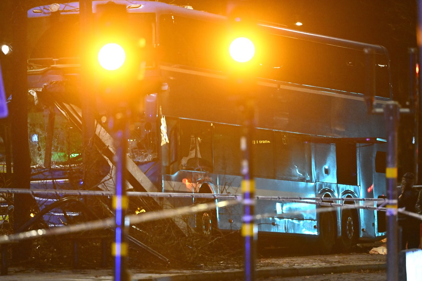A bus crashes into a bus stop in Stockholm, killing 3 people and injuring 3 | iNFOnews.ca