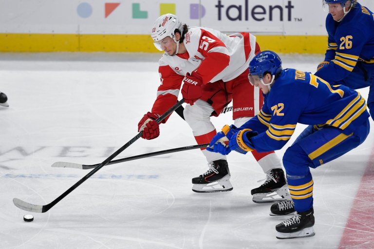 Red Wings snap 2-game skid, beat Sabres 5-2 | iNFOnews.ca