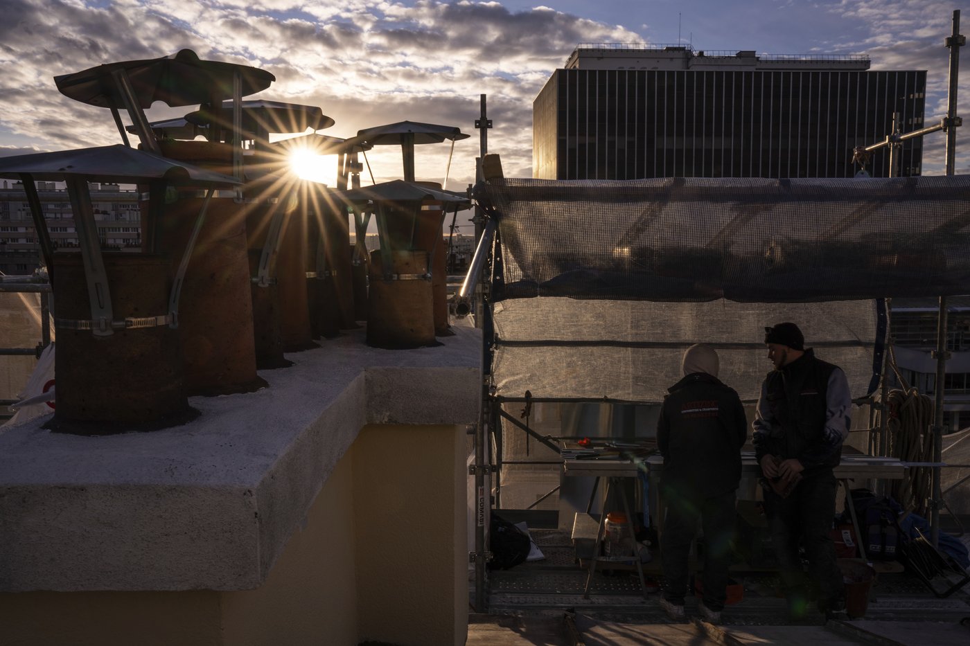 The zinc roof restorers of Paris now have UNESCO Cultural Heritage recognition | iNFOnews.ca
