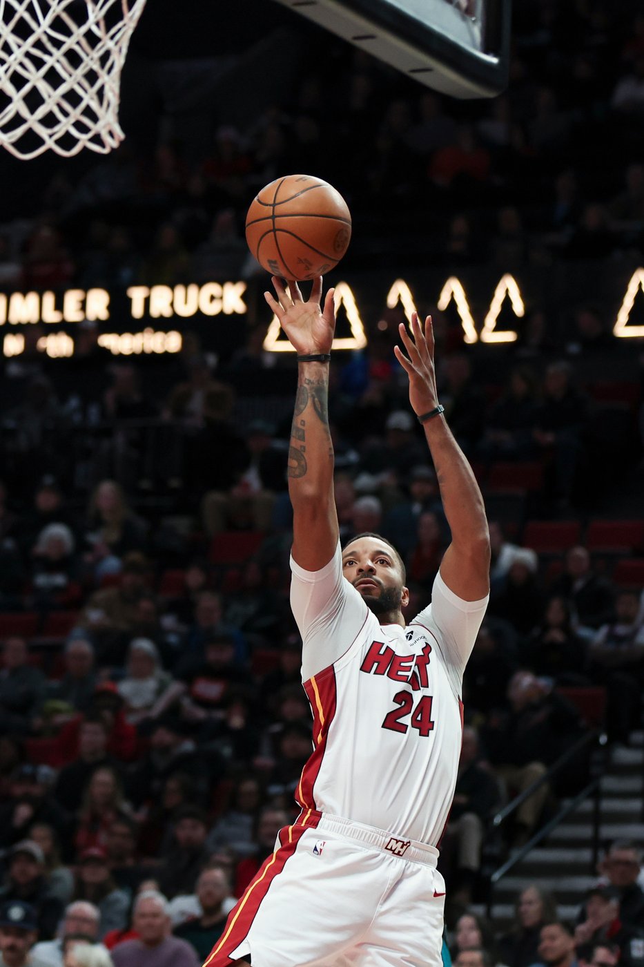 Sharpe scores 27 points as Trail Blazers beat Heat 127-110 for 4th straight win | iNFOnews.ca