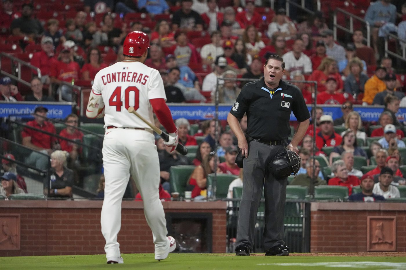 Willson Contreras ejected, hits own coach with bat in Cardinals' win over Pirates | iNFOnews.ca Willson Contreras ejected, hits own coach with bat in Cardinals' win over Pirates | iNFOnews.ca
