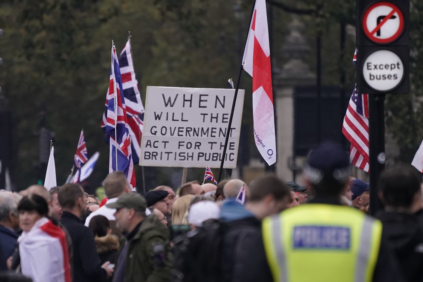 Supporters of far-right British figure rally as anti-racism demonstrators mount counter-protest | iNFOnews.ca