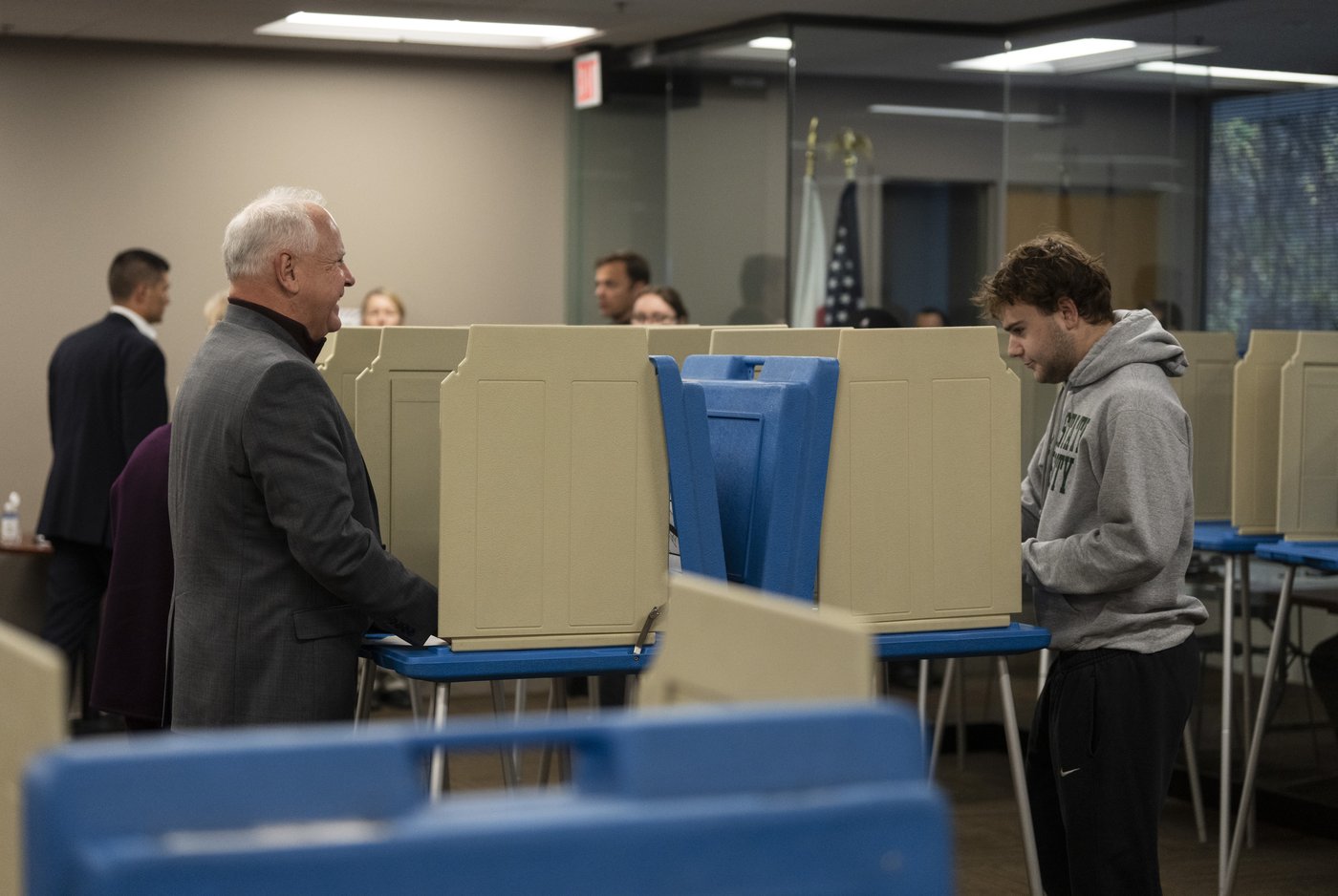 Tim Walz, wife and son vote early in Minnesota | iNFOnews.ca Tim Walz, wife and son vote early in Minnesota | iNFOnews.ca