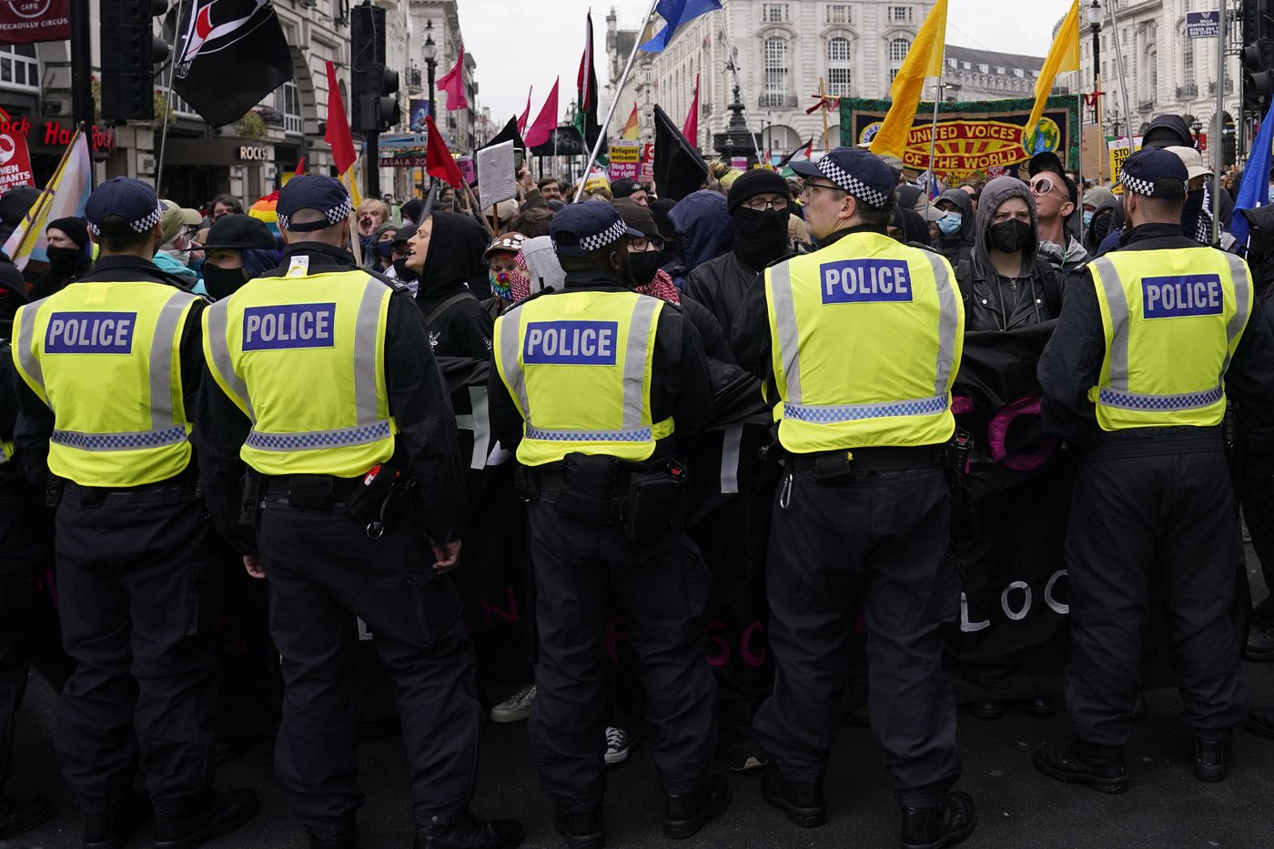 Supporters of far-right British figure rally as anti-racism demonstrators mount counter-protest | iNFOnews.ca