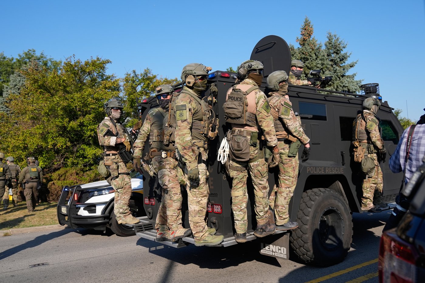 Noem visits Chicago area ICE facility as agents arrest 13, raid city neighborhoods | iNFOnews.ca