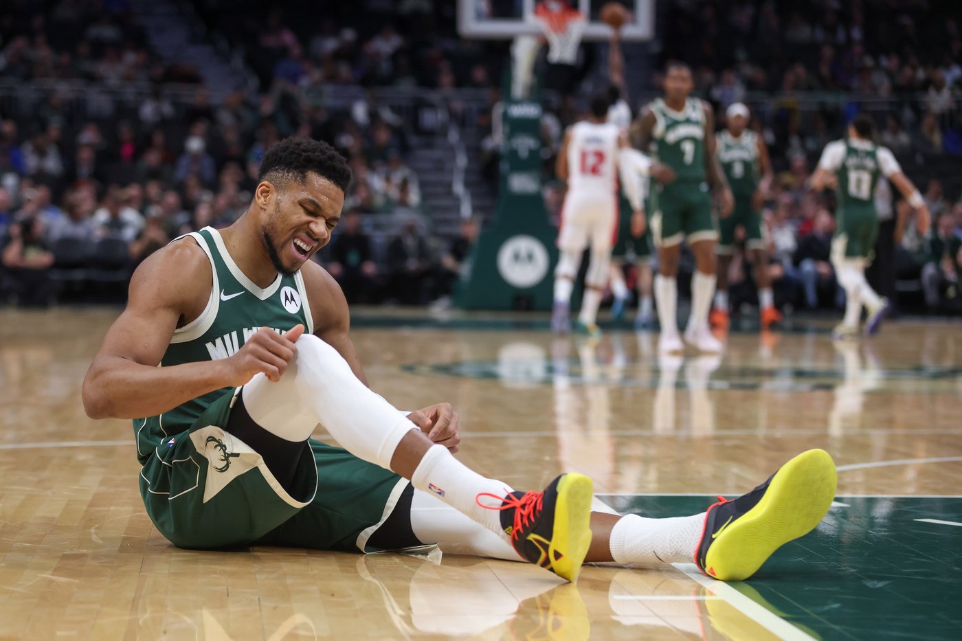 Antetokounmpo undergoes MRI after leaving Bucks' game with Pistons due to right calf strain | iNFOnews.ca