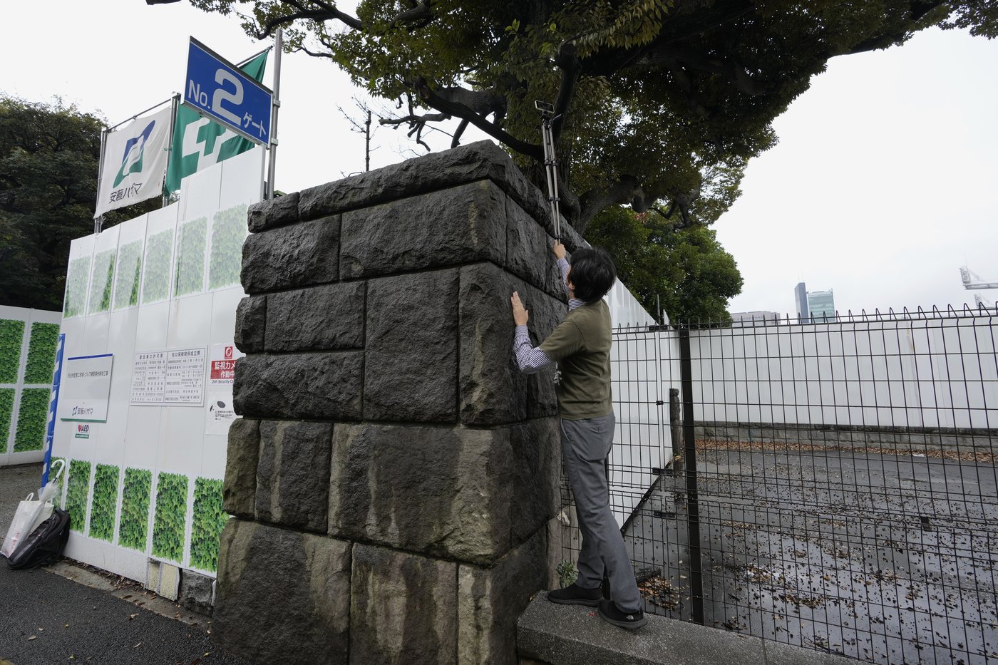 Developers begin cutting trees in a Tokyo park that environmentalists want to protect | iNFOnews.ca