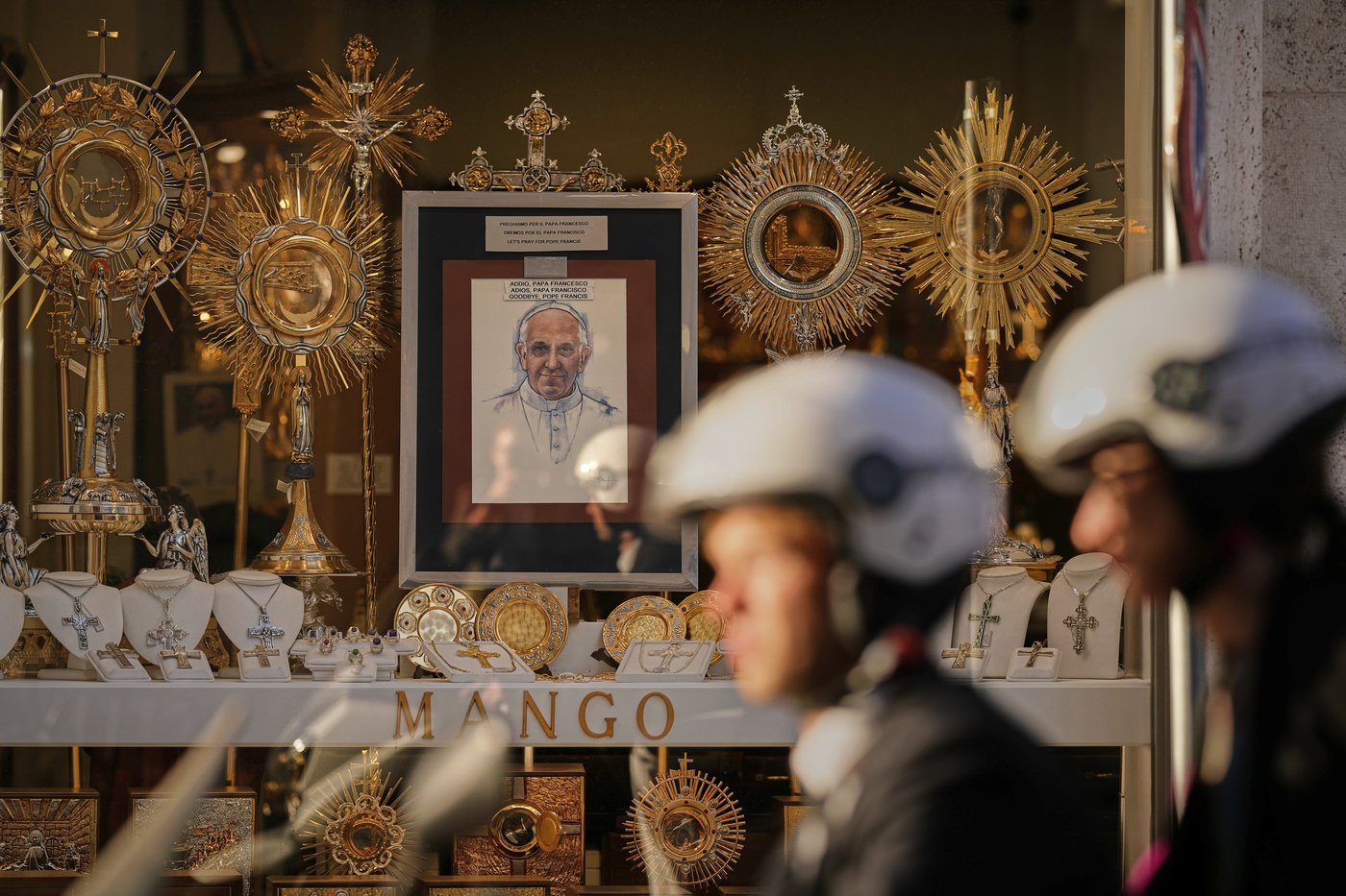 PHOTO COLLECTION: Depictions of Pope Francis | iNFOnews.ca