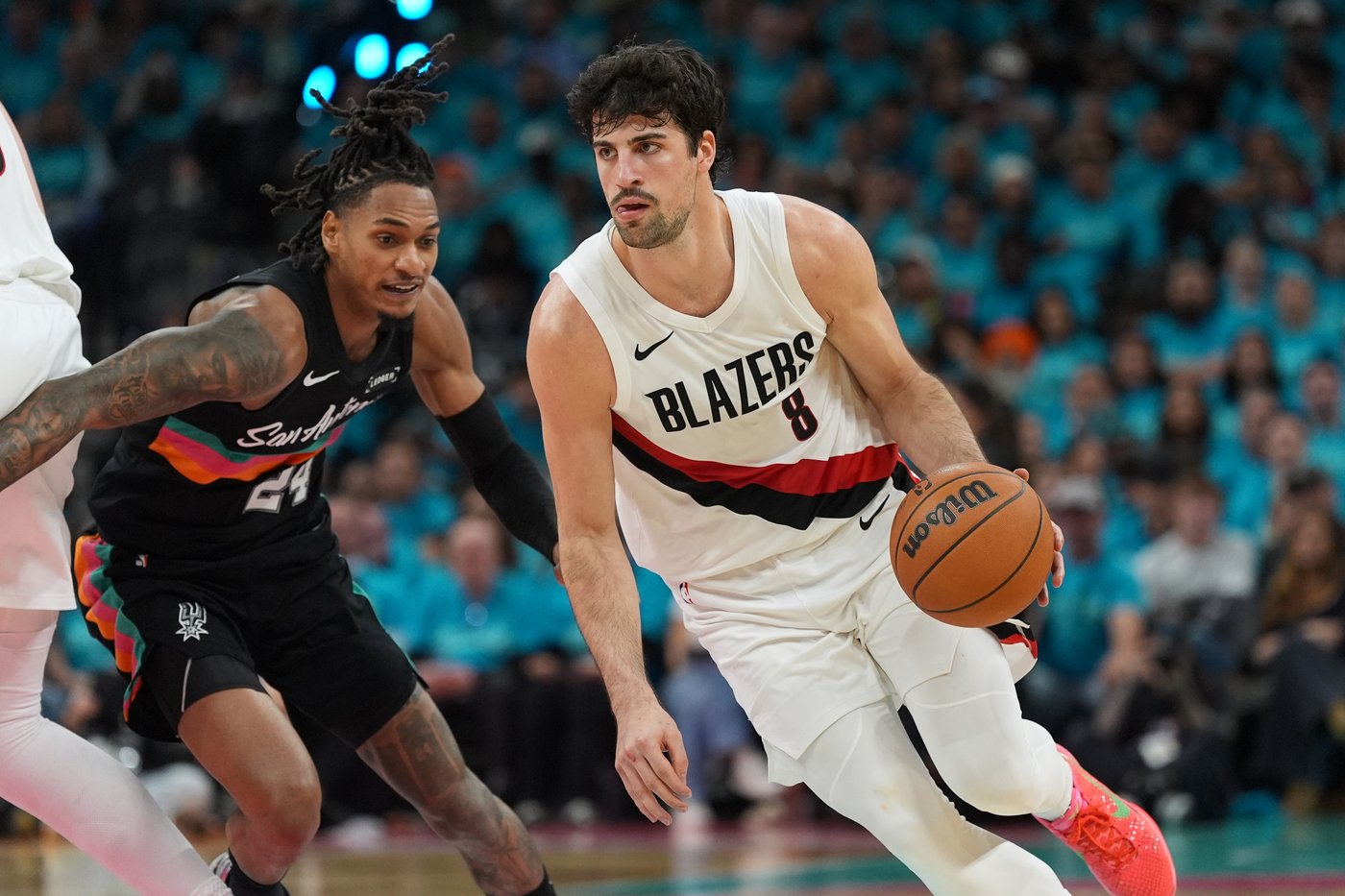 Wembanyama scores 35 points in playoff debut as Spurs roll past Trail Blazers 111-98 | iNFOnews.ca
