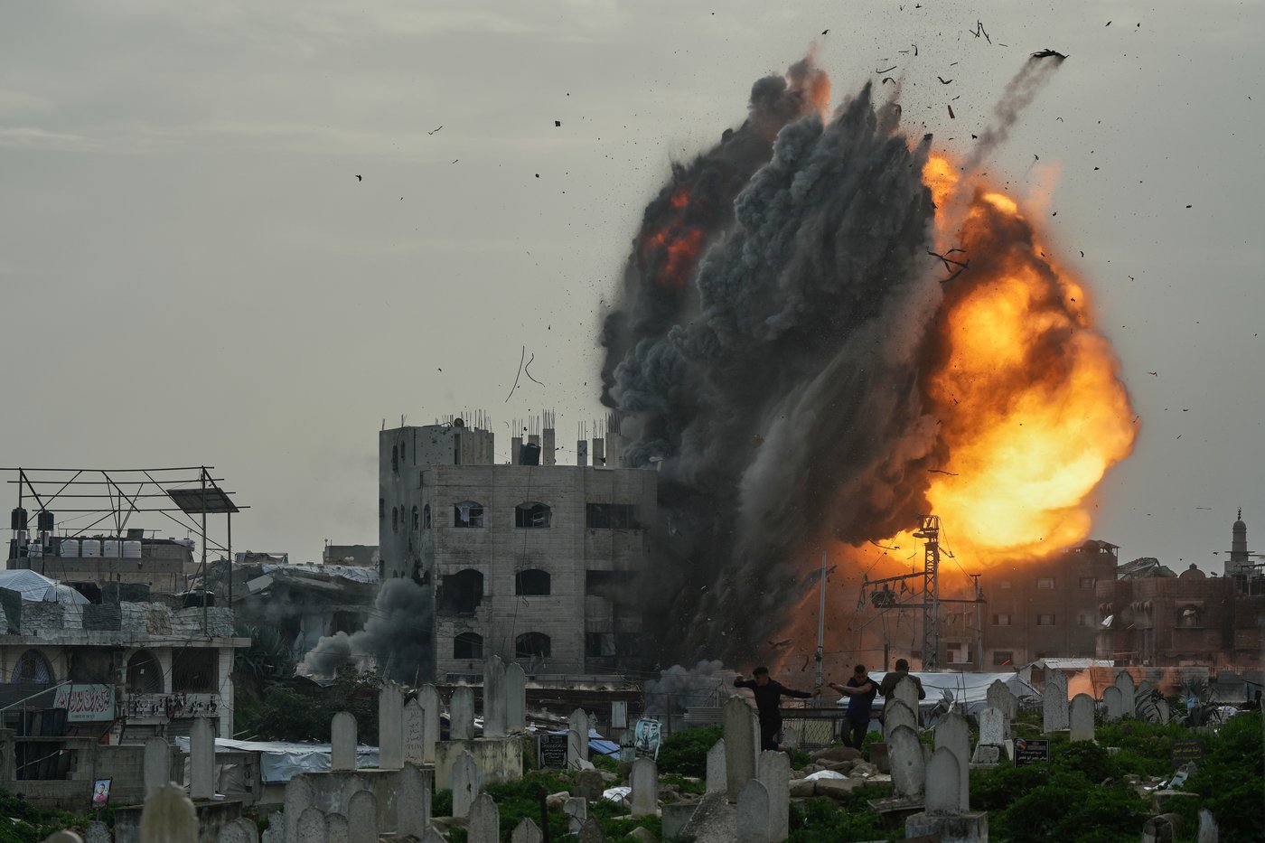 Photos show an Israeli strike blowing up a Gaza building in split-second detail | iNFOnews.ca