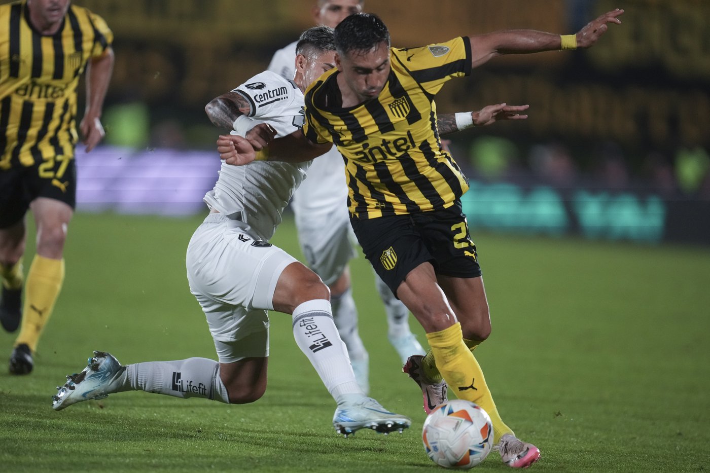 Brazil's Botafogo advances to its 1st Copa Libertadores final despite 3-1 loss at Penarol | iNFOnews.ca Brazil's Botafogo advances to its 1st Copa Libertadores final despite 3-1 loss at Penarol | iNFOnews.ca