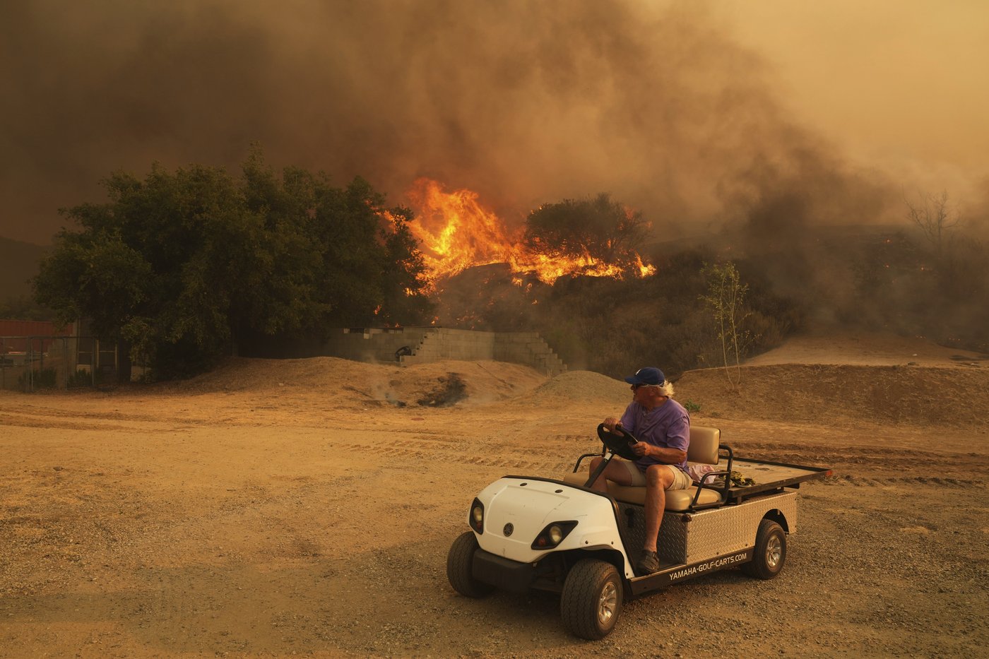 Rapidly spreading brush fire prompts an evacuation order for thousands north of Los Angeles | iNFOnews.ca