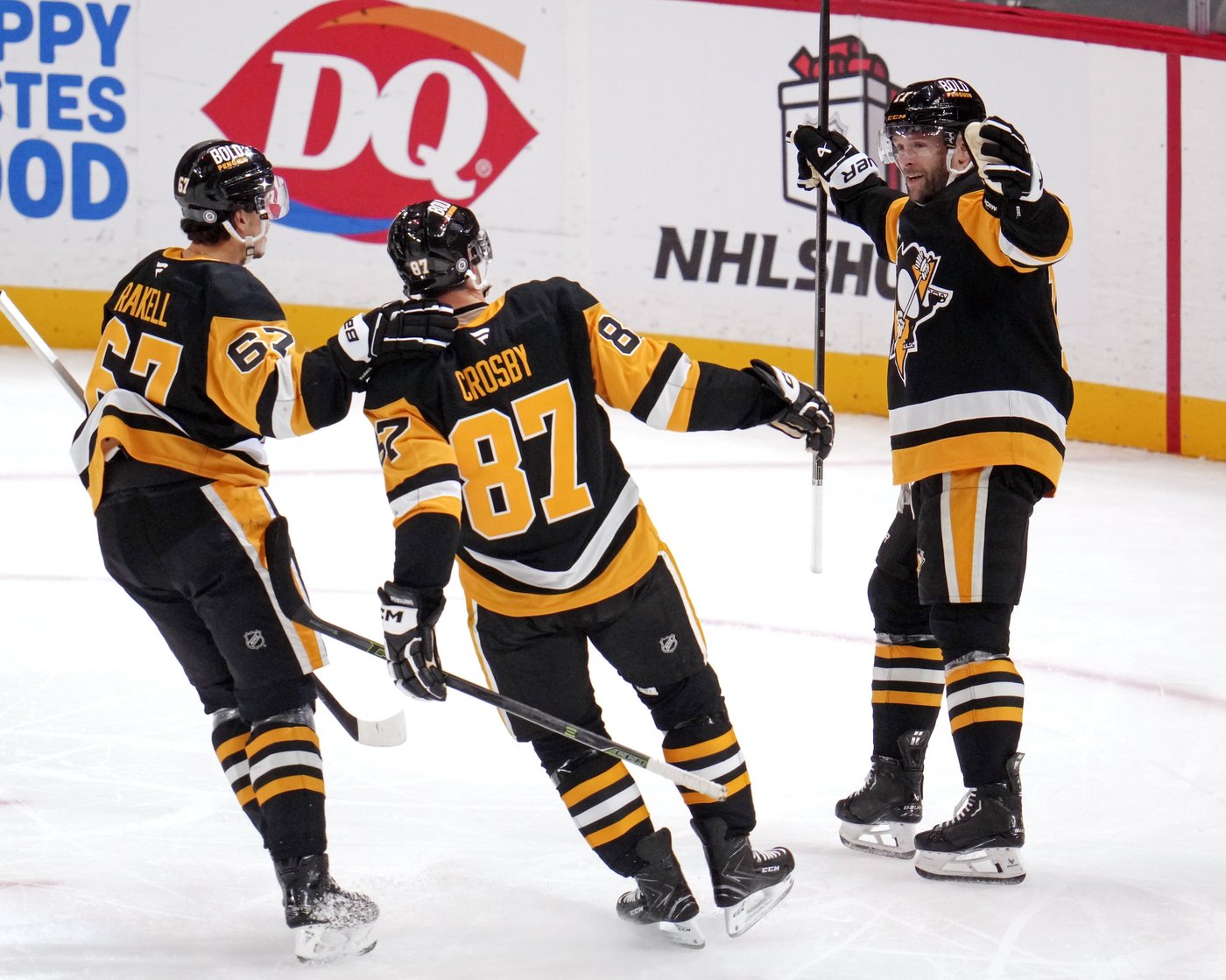 Bunting scores decisive power-play goal to power Penguins past Maple Leafs 5-2 | iNFOnews.ca
