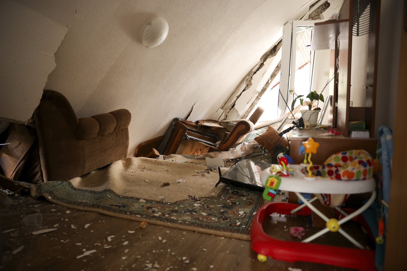 International rescue teams arrive in Bosnia after devastating floods and landslides | iNFOnews.ca