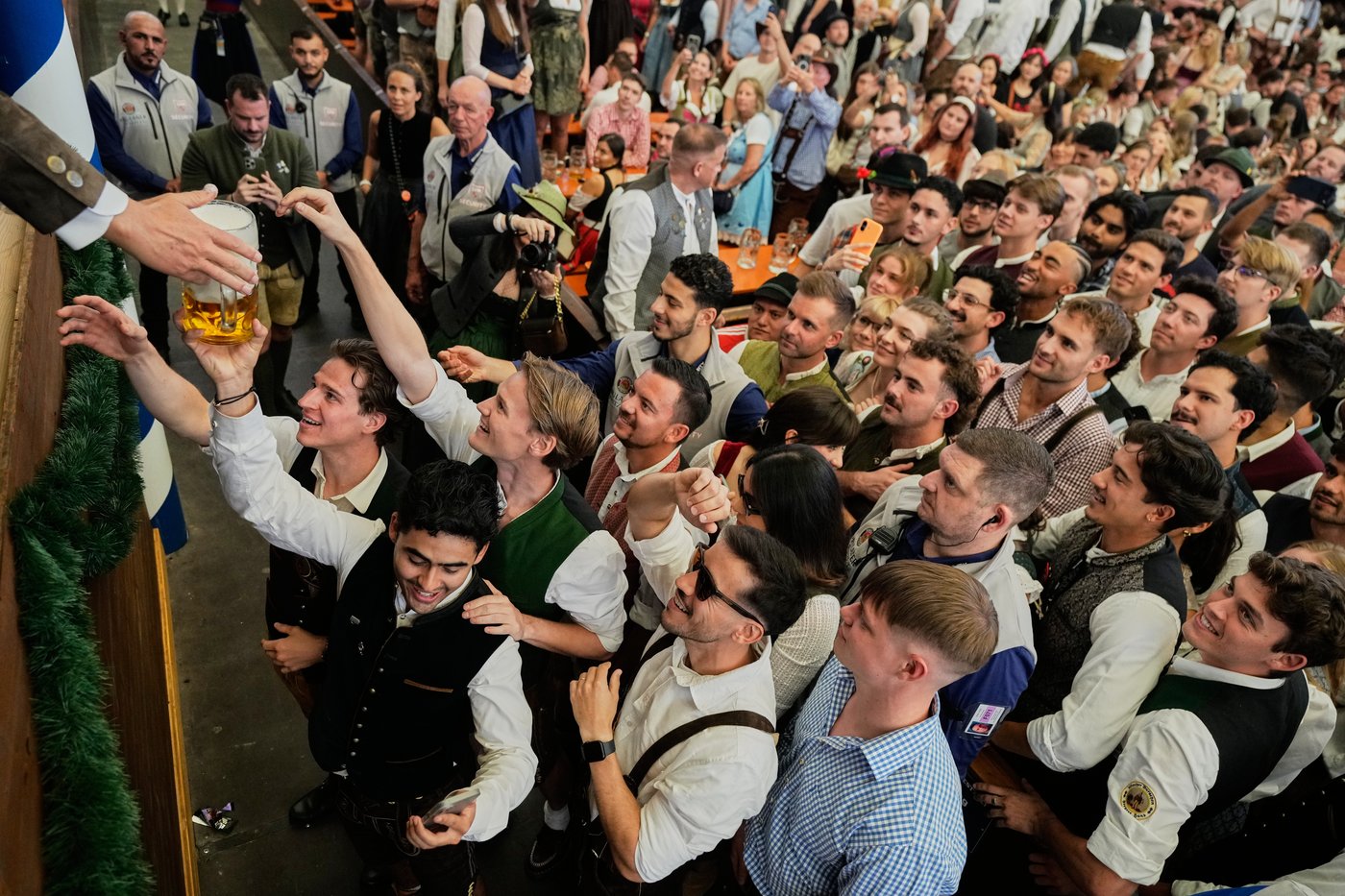 Munich’s Oktoberfest roars to life as the mayor taps the first keg | iNFOnews.ca Munich’s Oktoberfest roars to life as the mayor taps the first keg | iNFOnews.ca
