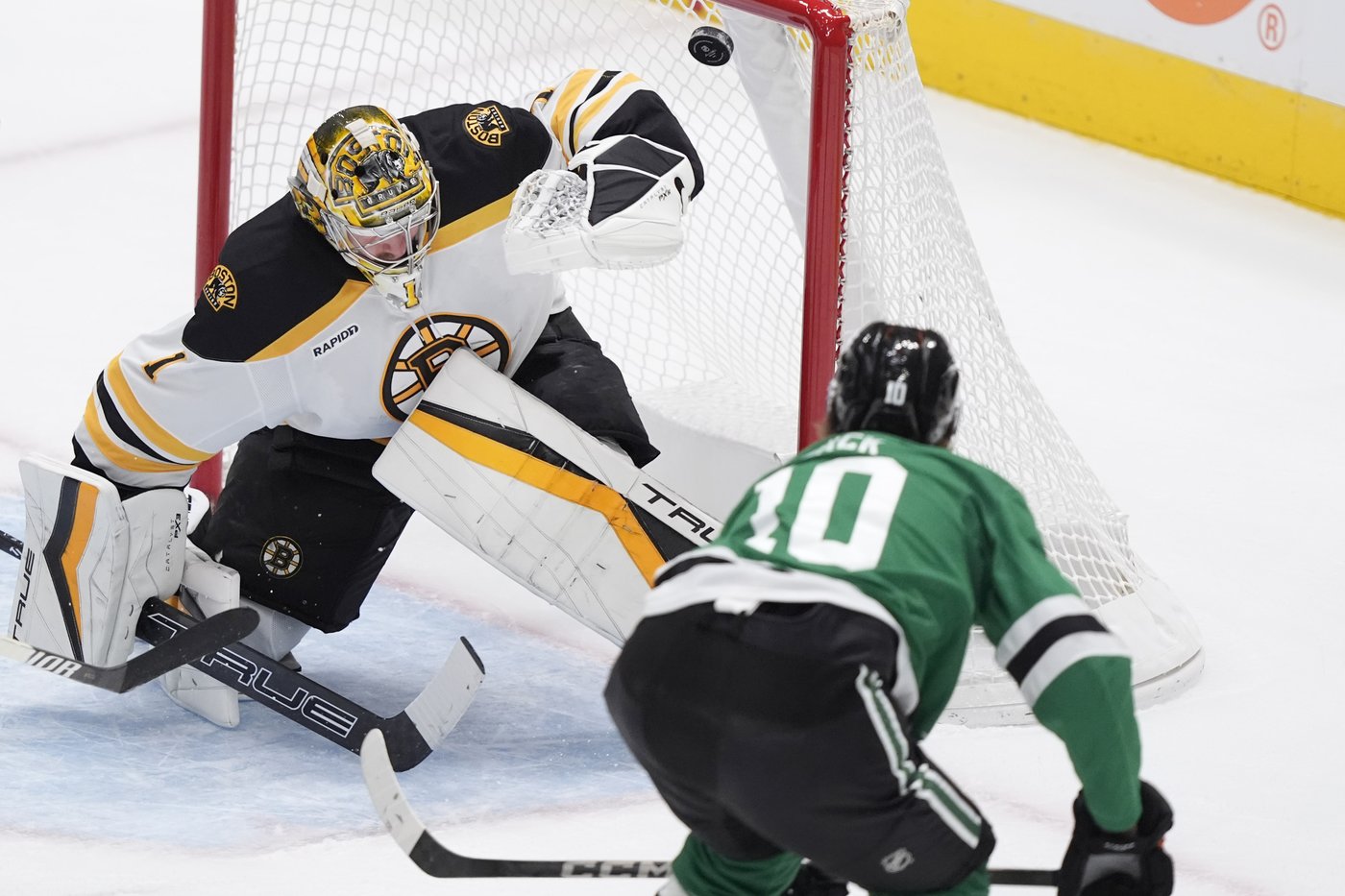 Dadonov scores 2 goals, including a penalty shot, as the Stars beat the Bruins 7-2 | iNFOnews.ca