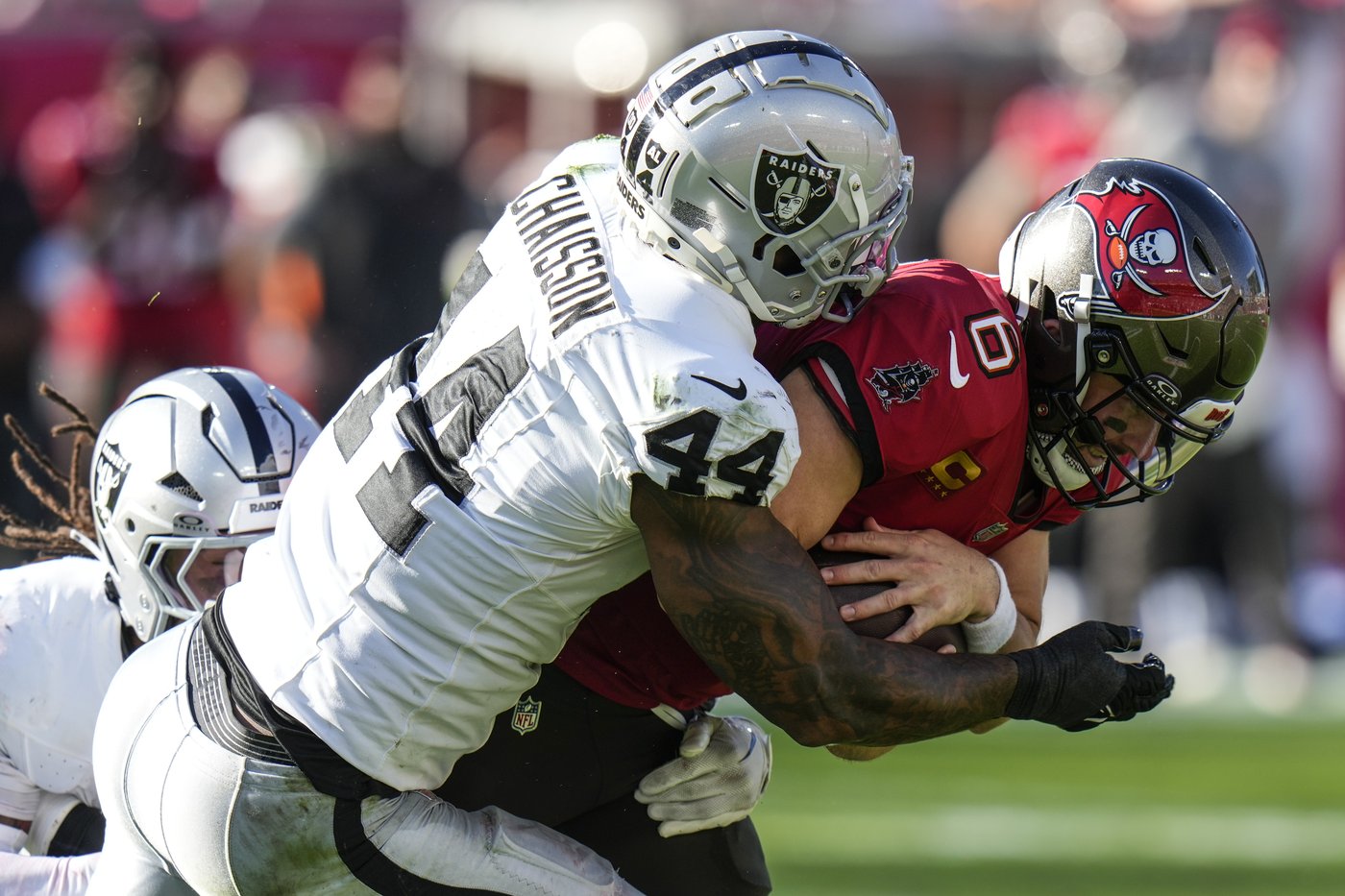 Baker Mayfield throws for 3 TDs, Bucs take over 1st in NFC South with 28-13 win over Raiders | iNFOnews.ca