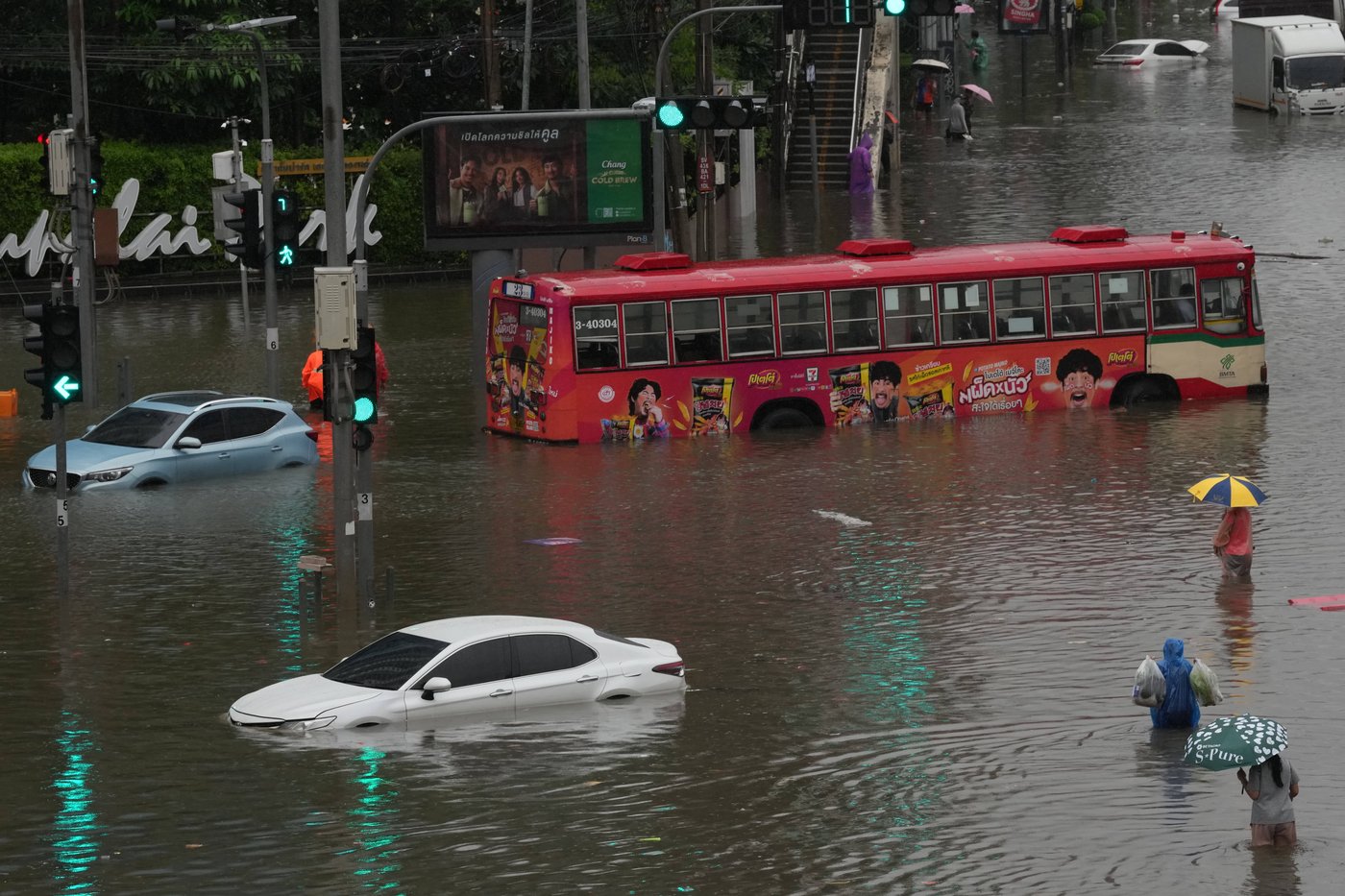Heavy rain and flooding in Bangkok disrupts traffic and prompts evacuations | iNFOnews.ca