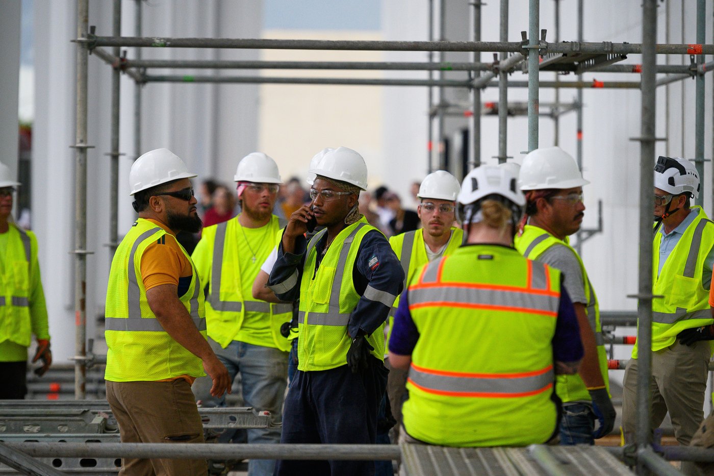 Workers prepare to remove Trump's name from the Kennedy Center, in photos | iNFOnews.ca